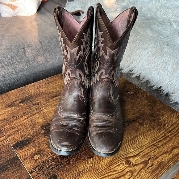 Size 8 Ariat Womens Cowboy boots - Picture 2 of 6
